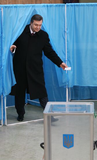 Голосование Виктора Януковича в день выборов президента Украины