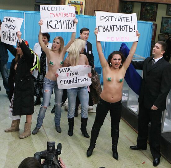 Акция движения FEMEN в день выборов президента Украины