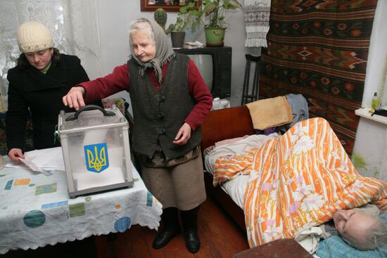 Голосование на дому с помощью выносной урны в Львовской области