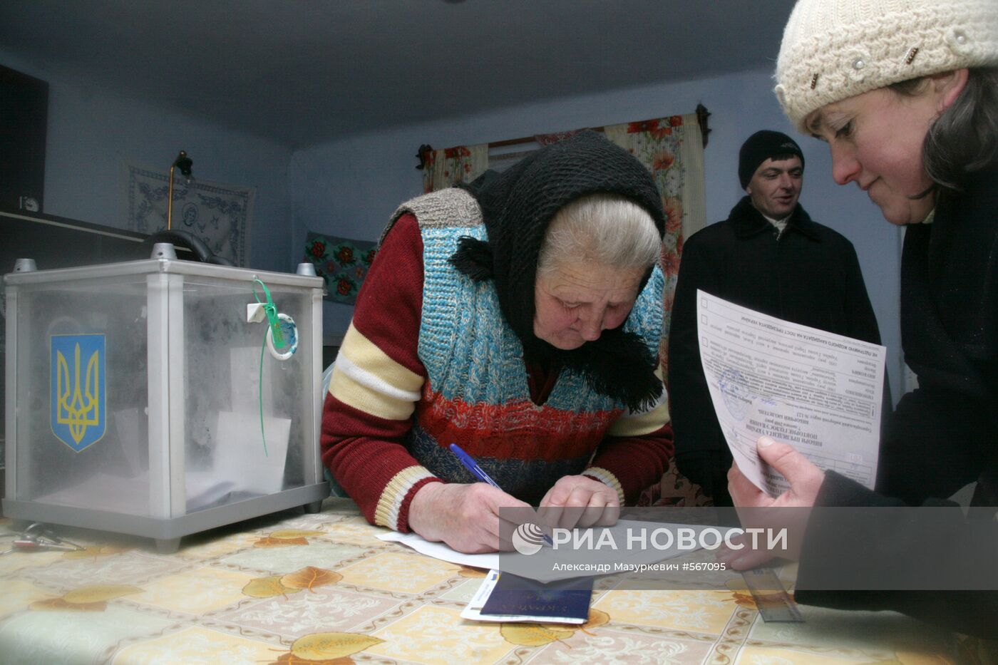 Голосование на дому с помощью выносной урны в Львовской области