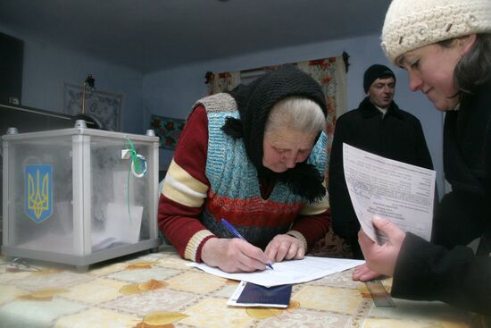 Голосование на дому с помощью выносной урны в Львовской области