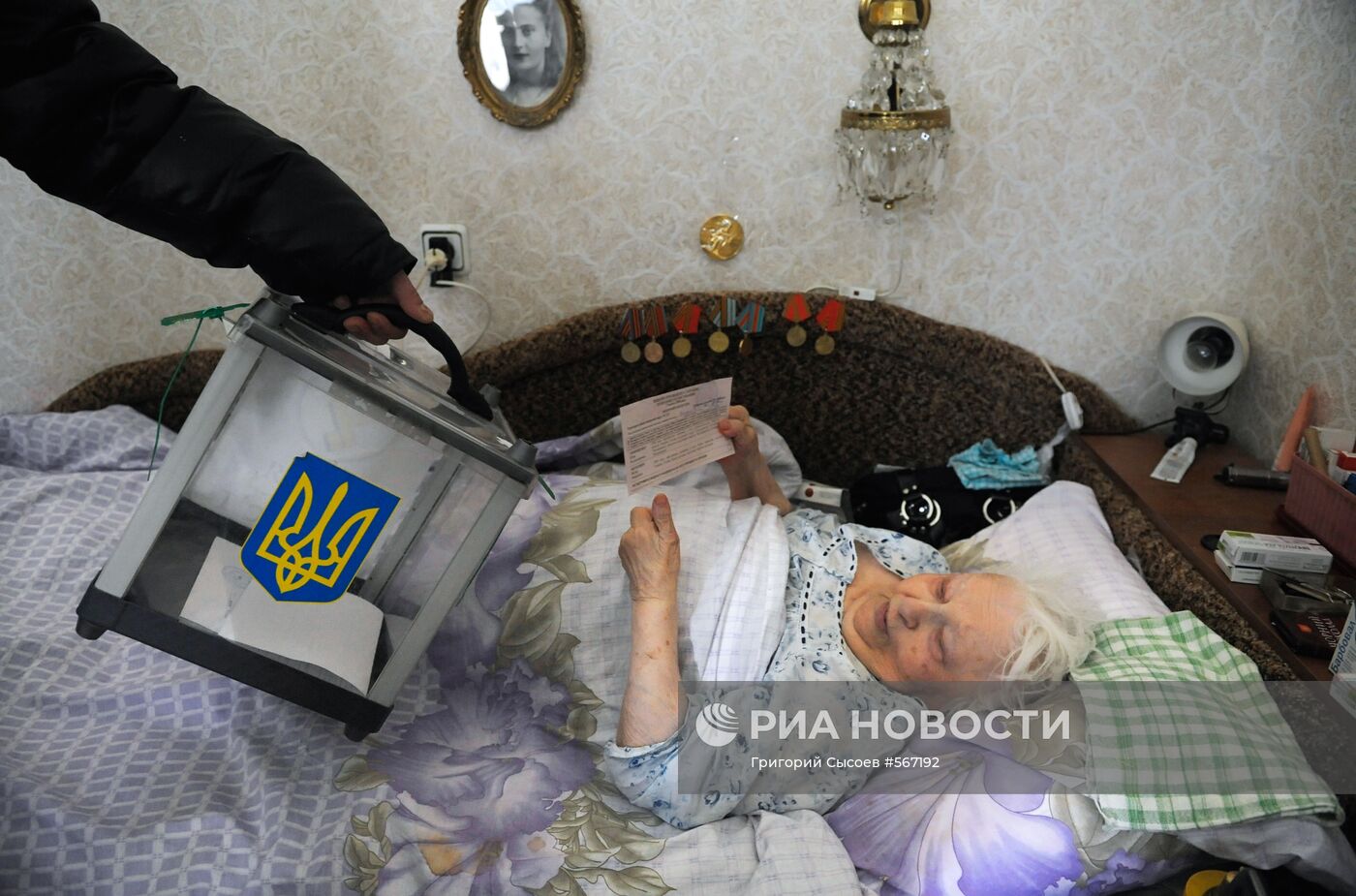 Голосование на дому с помощью выносной урны в Киеве