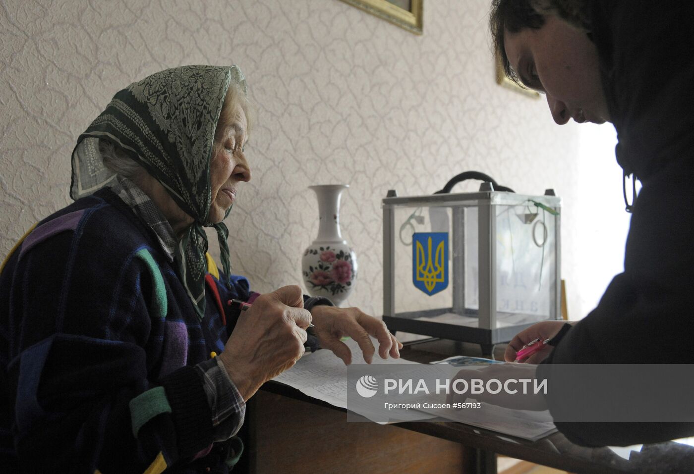 Голосование на дому с помощью выносной урны в Киеве