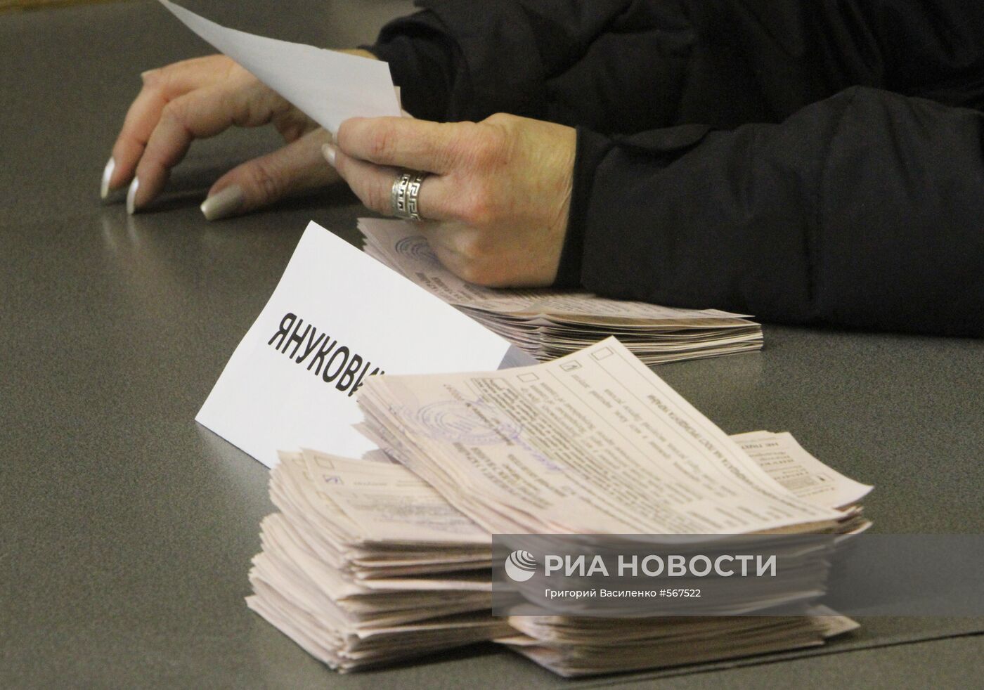 Подсчет голосов на одном из избирательных участков города Киева