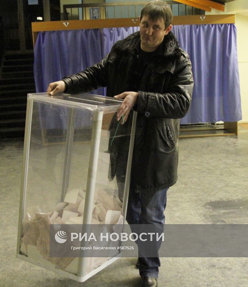 Подсчет голосов на одном из избирательных участков города Львова