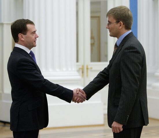 Дмитрий Медведев вручил в Кремле премии молодым ученым