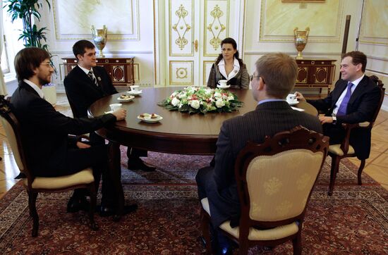 Дмитрий Медведев встретился с лауреатами премии молодым ученым