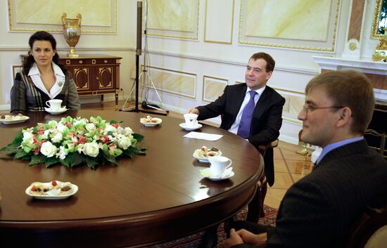 Дмитрий Медведев встретился с лауреатами премии молодым ученым