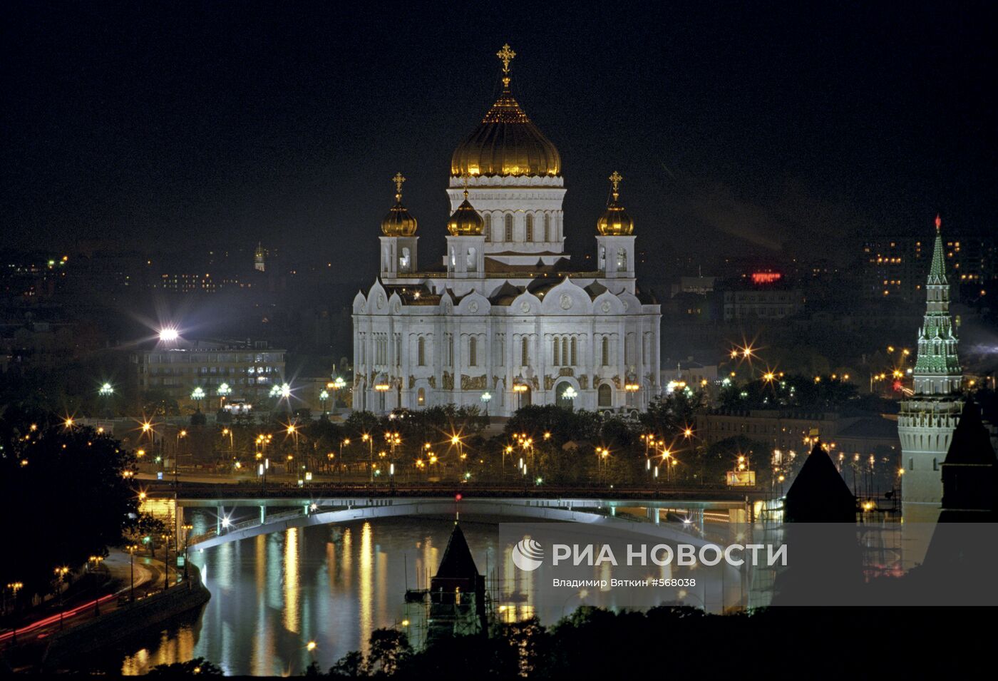 Вид на Храм Христа Спасителя и Москва-реку