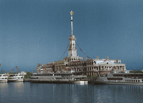 Кадр из цветной версии фильма "Волга-Волга"