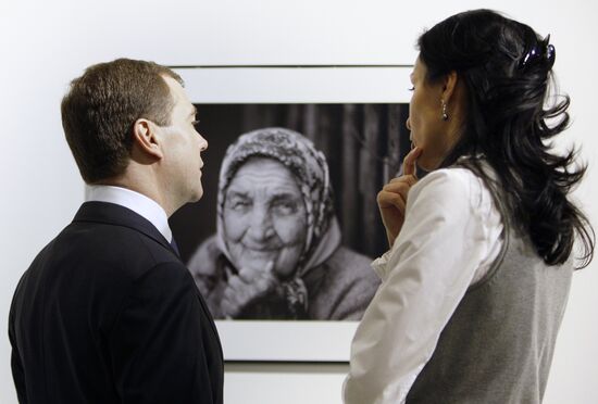 Президент РФ посетил выставку "Лучшие фотографии России 2009"