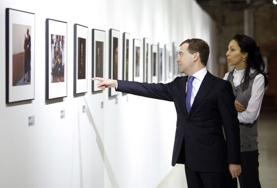 Президент РФ посетил выставку "Лучшие фотографии России 2009"