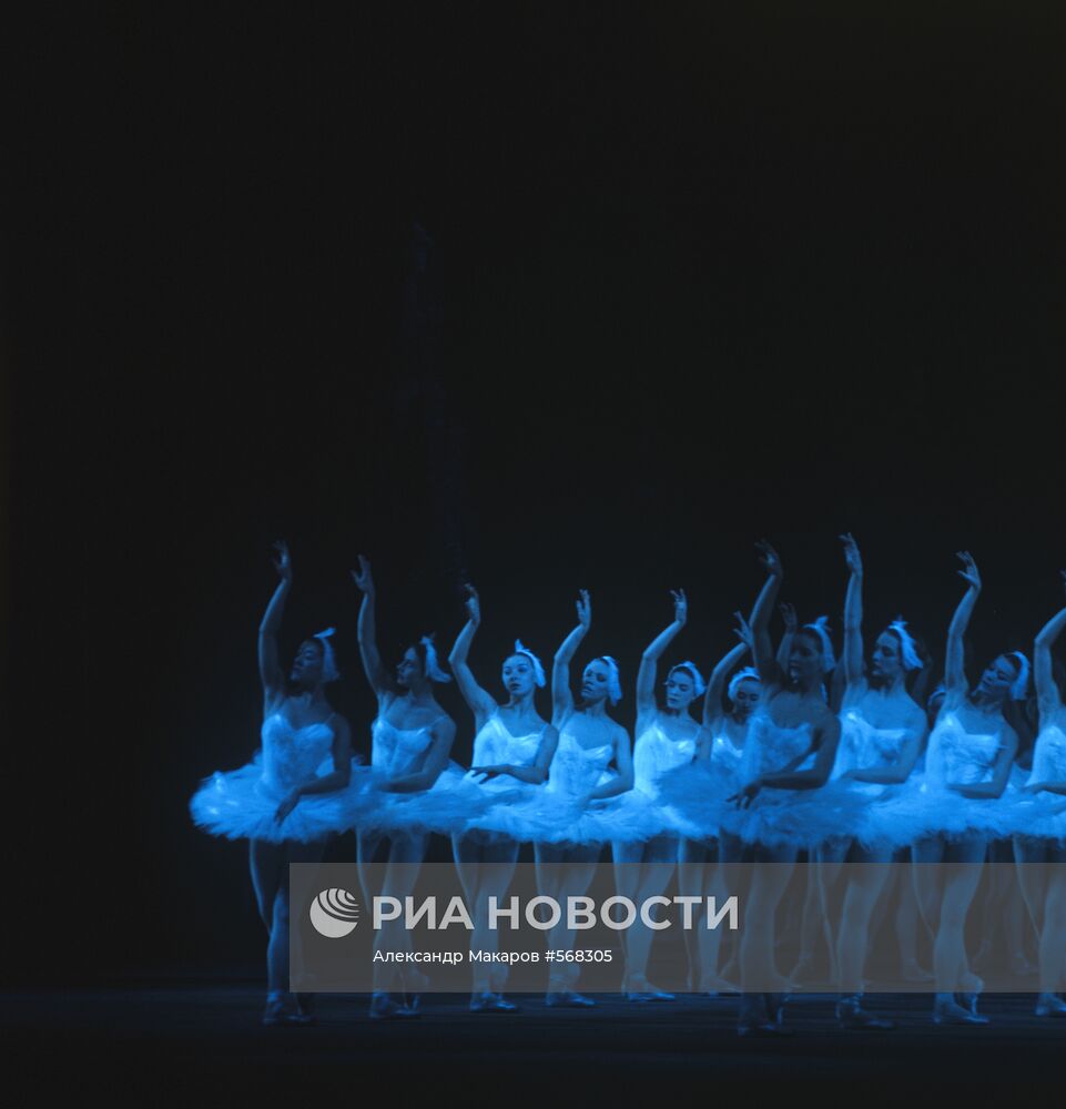 Сцена из балета "Лебединое озеро"