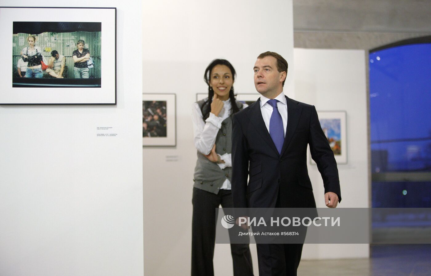 Президент РФ посетил выставку "Лучшие фотографии России 2009"