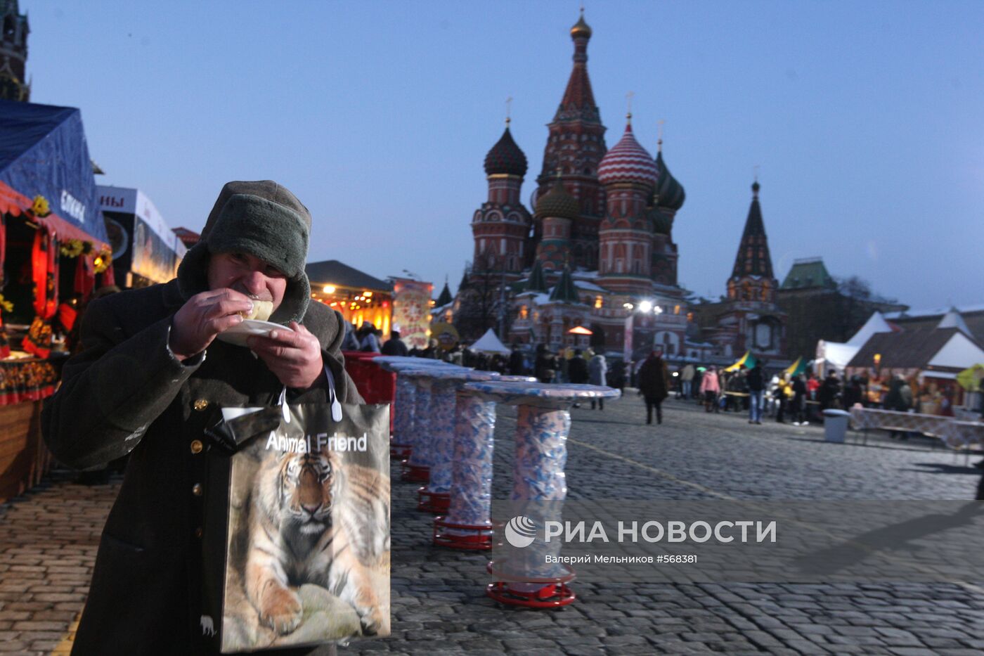 Житель Москвы на праздновании Масленицы