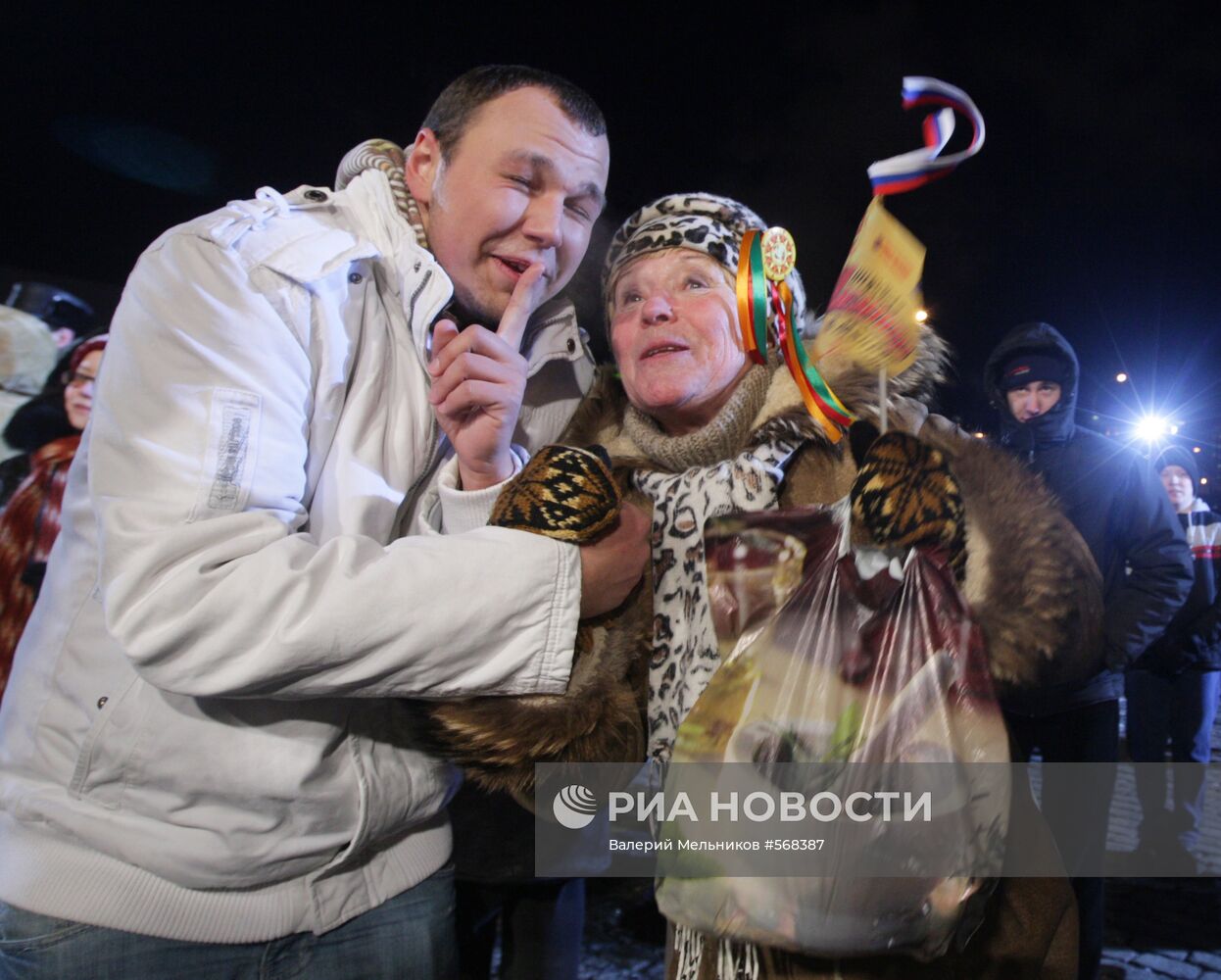 Жители Москвы на праздновании Масленицы