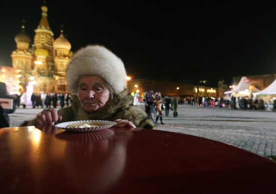 Жительница Москвы на праздновании Масленицы
