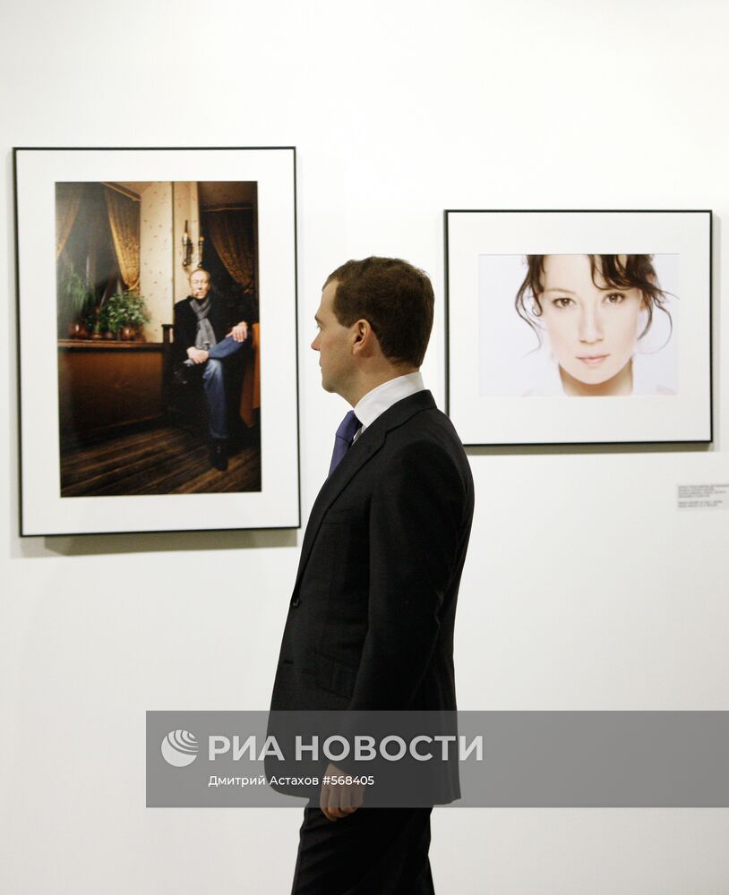 Президент РФ посетил выставку "Лучшие фотографии России 2009"