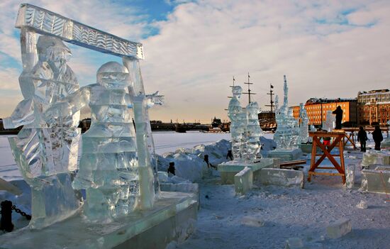 Подготовка к фестивалю ледяных скульптур "Масленица"