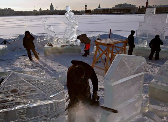 Подготовка к фестивалю ледяных скульптур "Масленица"