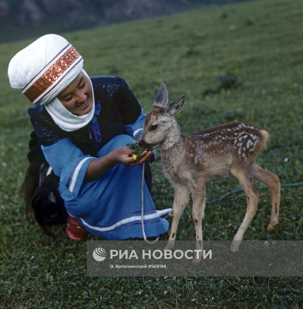 Марина Абдеева с прирученным олененком