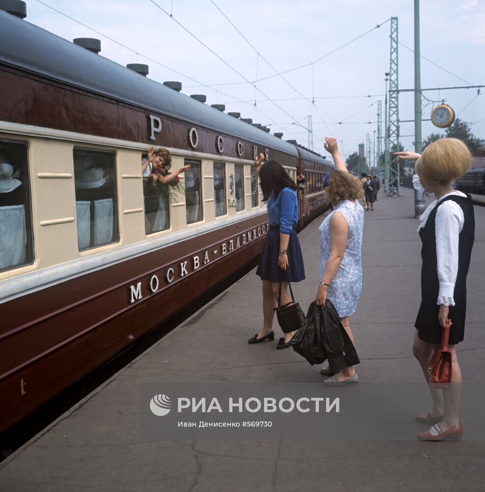 Отправление фирменного поезда "Россия"