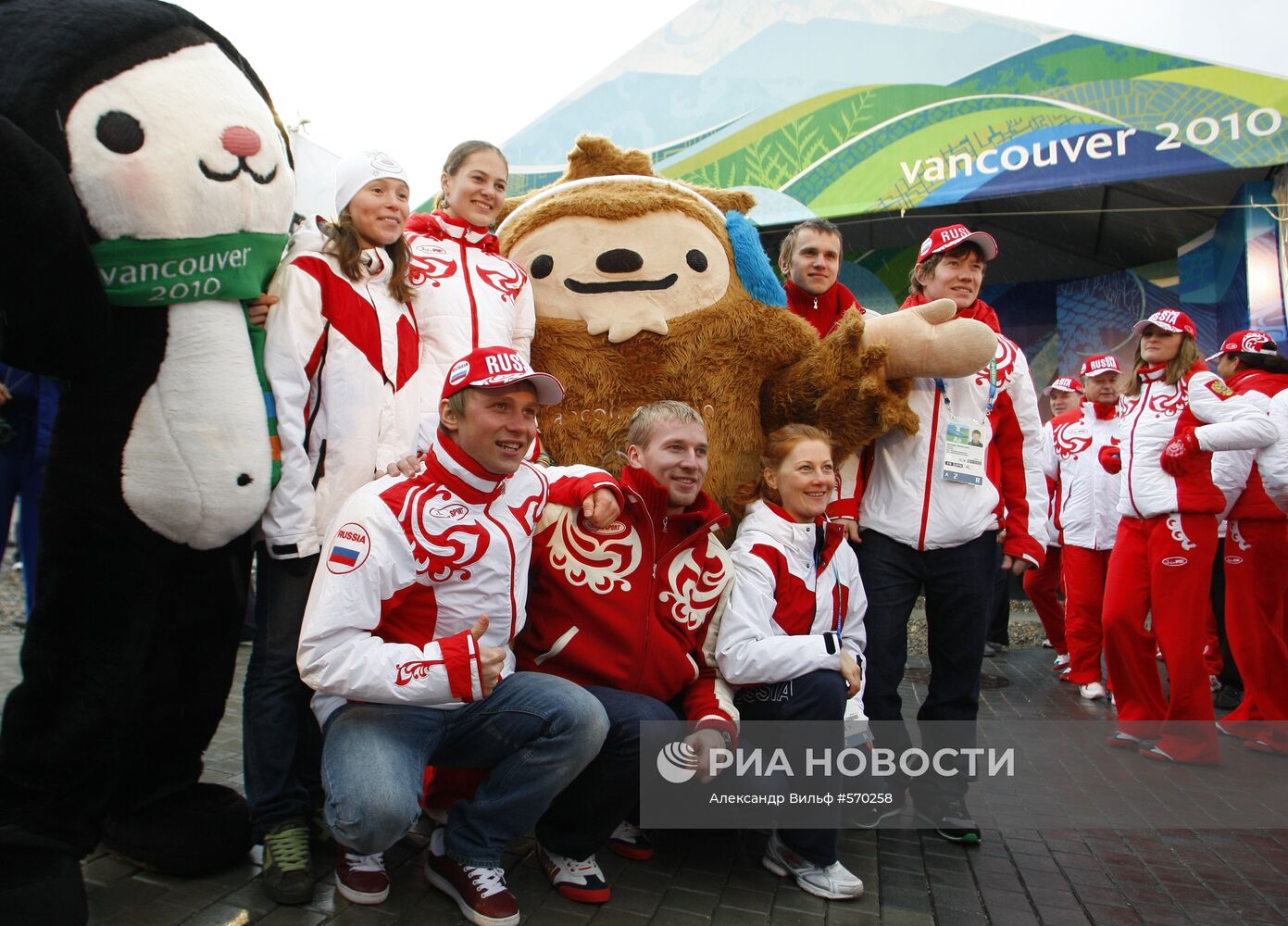 Церемония поднятия российского флага в Ванкувере