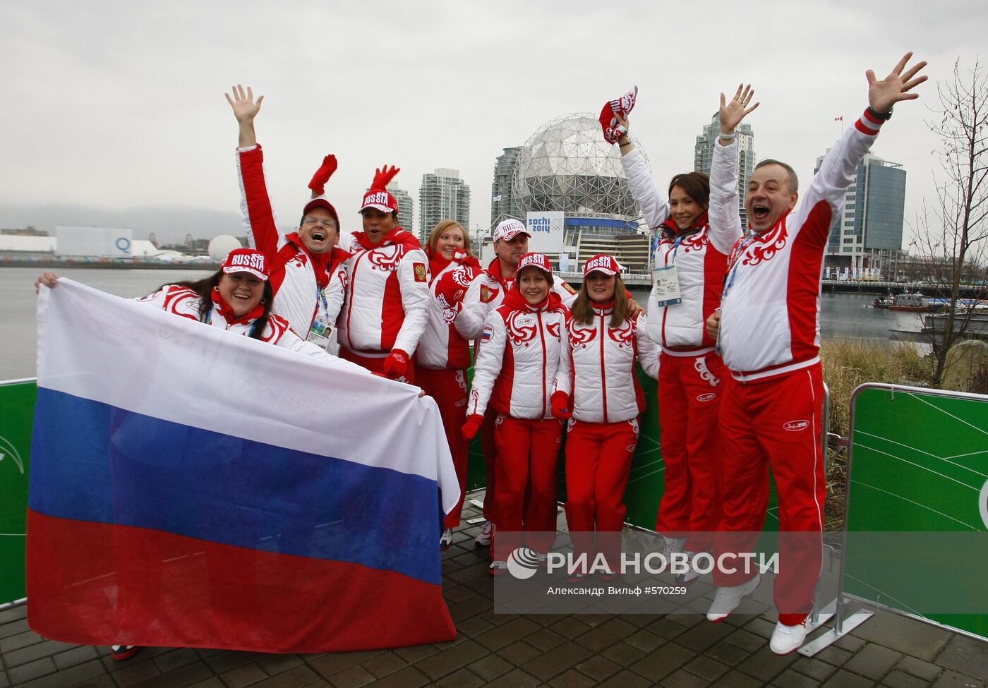 Церемония поднятия российского флага в Ванкувере