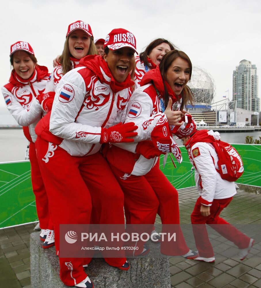 Церемония поднятия российского флага в Ванкувере
