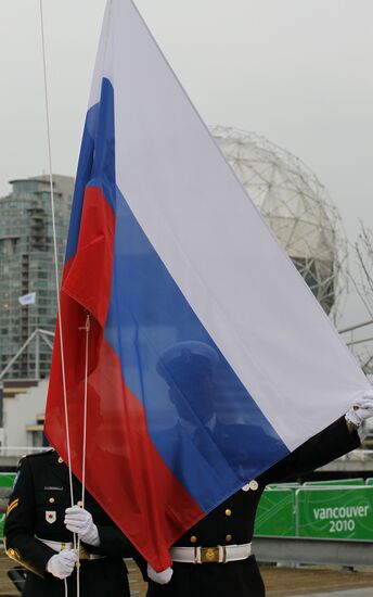 Церемония поднятия российского флага в Ванкувере