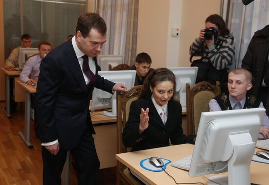 Дмитрий Медведев посетил Томский электромеханический завод