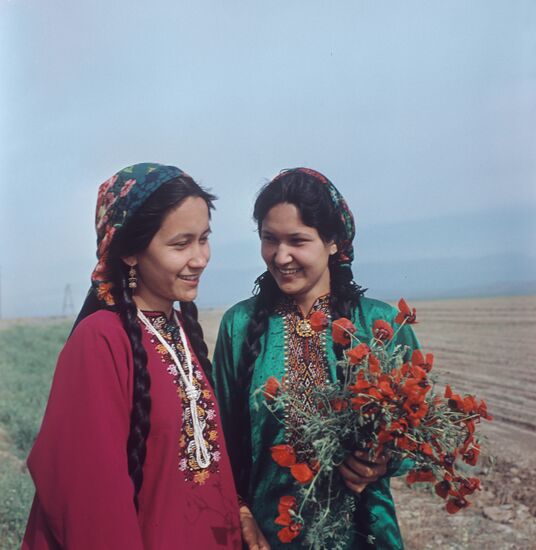 Сестры Эля и Гуля Баймурадовы