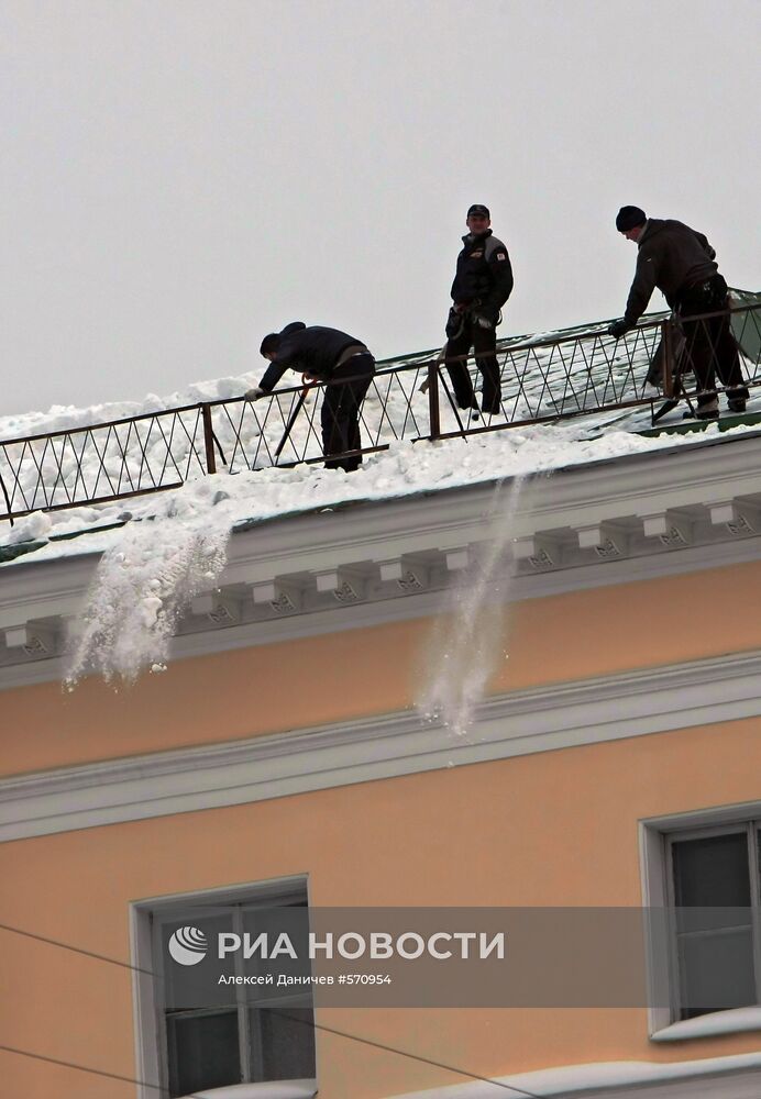 Очистка крыш зданий в Санкт-Петербурге от сосулек и снега