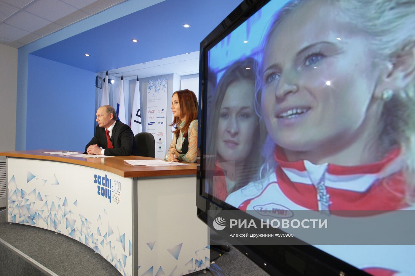 В.Путин провел телемост из Сочи с "Русским домом" в Ванкувере.