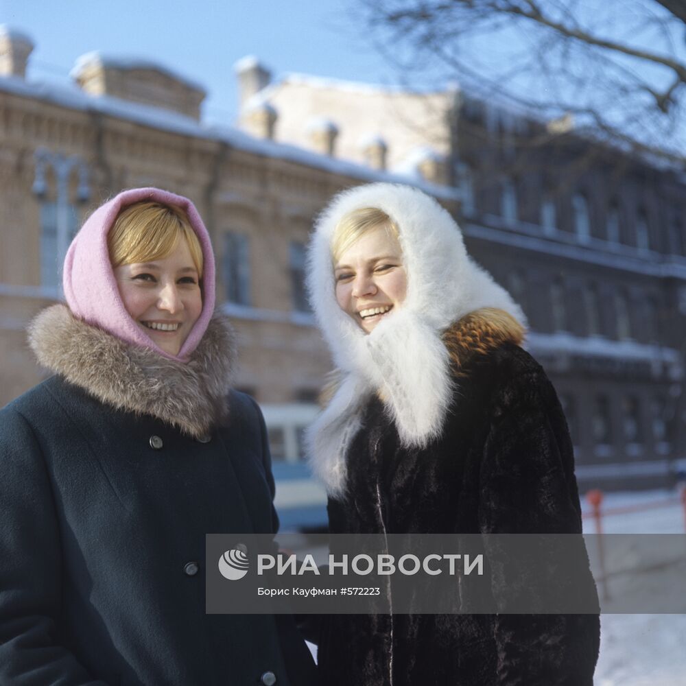 Студентки Татьяна Калинушкина и Людмила Коркина