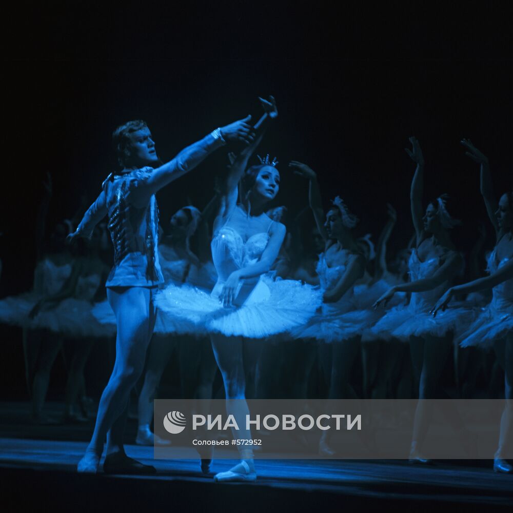 Сцена из балета "Лебединое озеро"