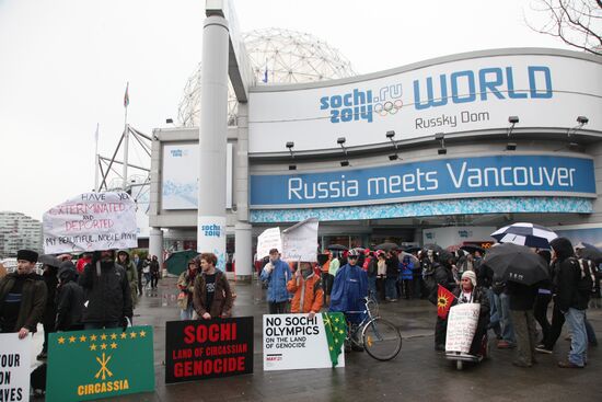 Акция против проведения Олимпиады в Сочи у " Русского дома"