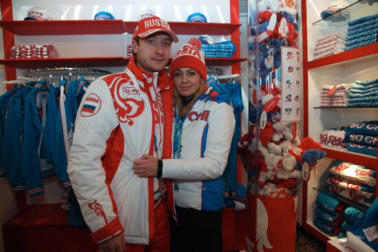 Е. Плющенко и Я.Рудковская в магазине Боско в Ванкувере