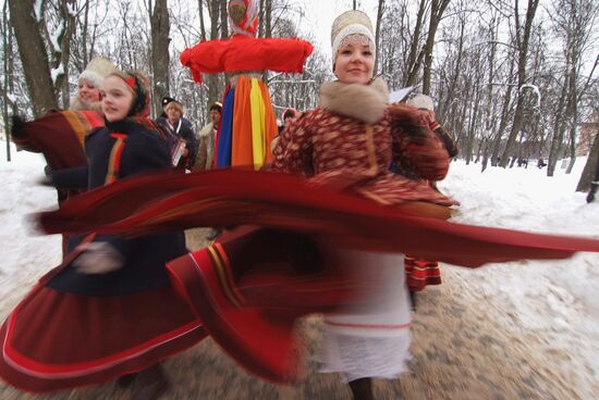 Жители Великого Новгорода на празднике "Проводы русской зимы"