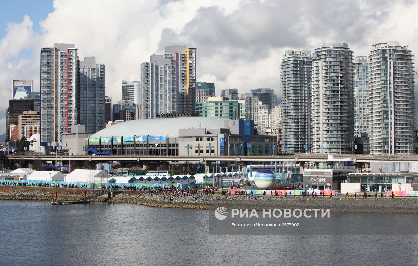 Вид на Олимпийскую деревню и стадион Canada Hockey Place