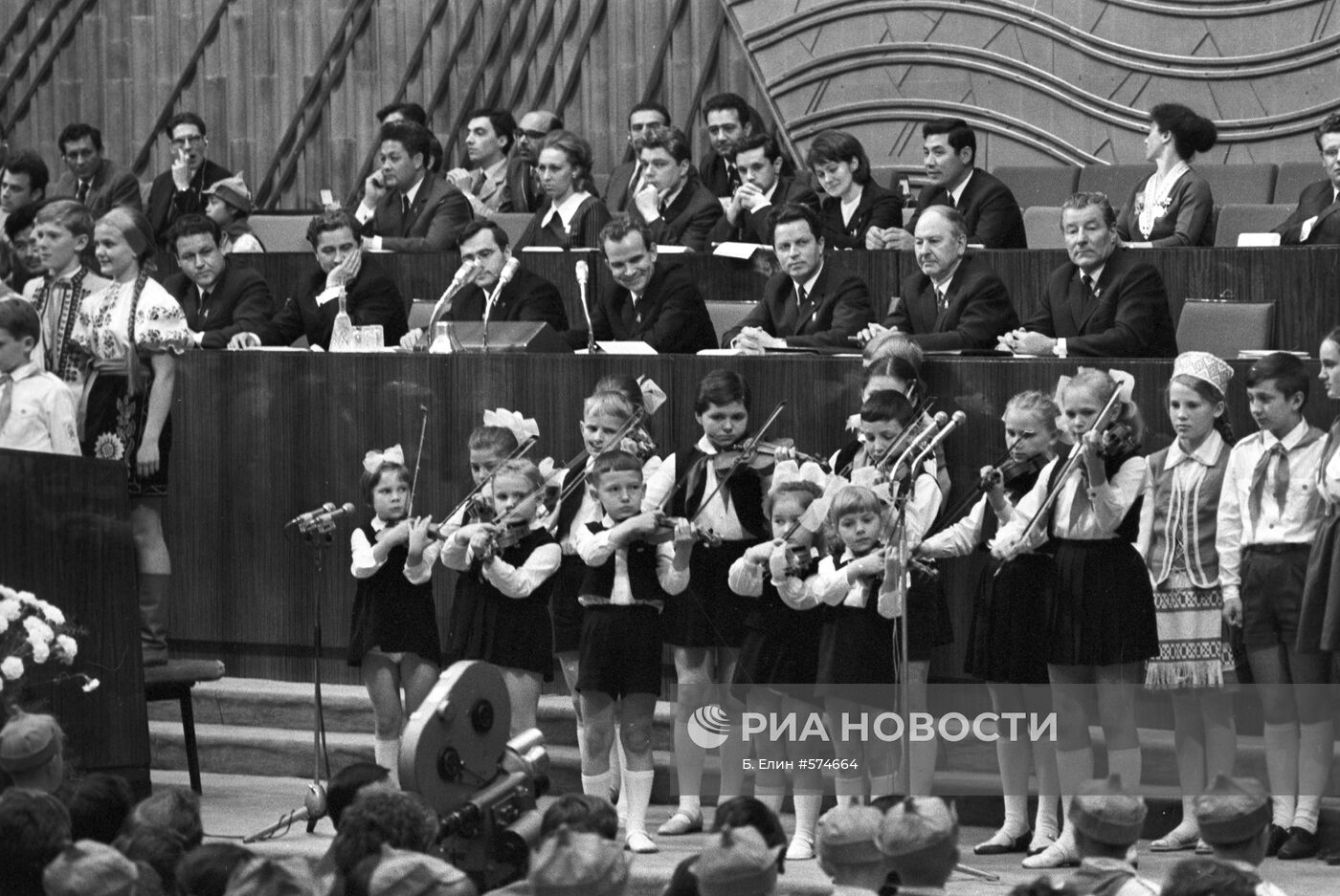 Пионеры приветствуют XVI съезд ВЛКСМ