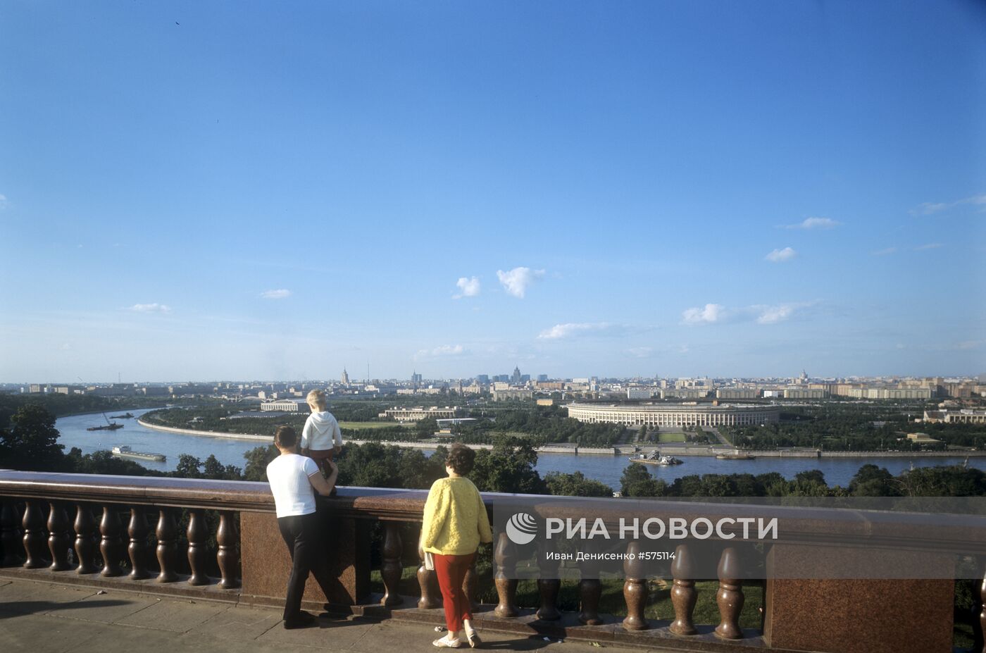 Вид на город Москва со смотровой площадки на Ленинских горах