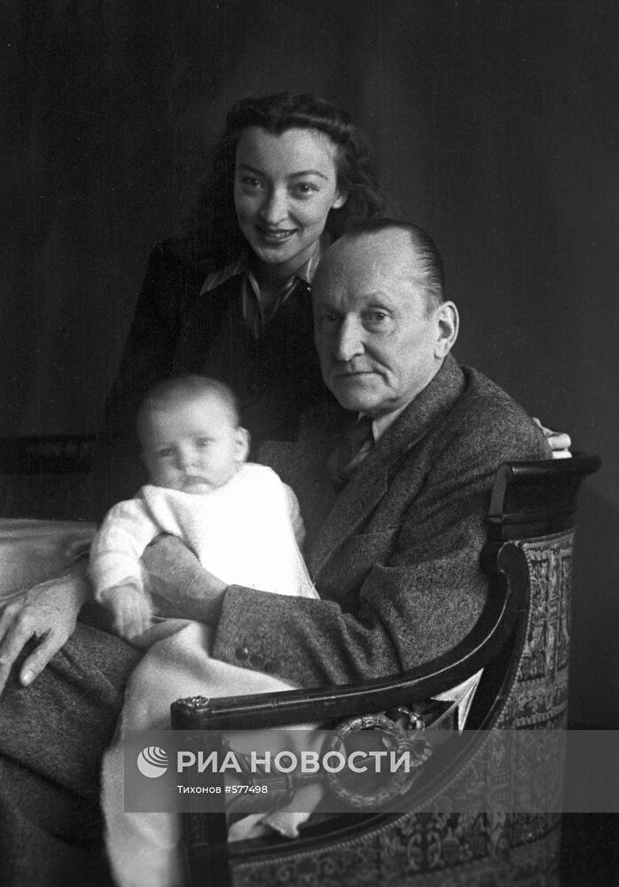 Александр Вертинский с женой и дочерью