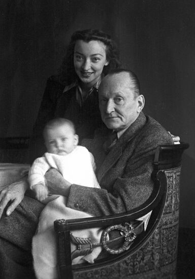 Александр Вертинский с женой и дочерью