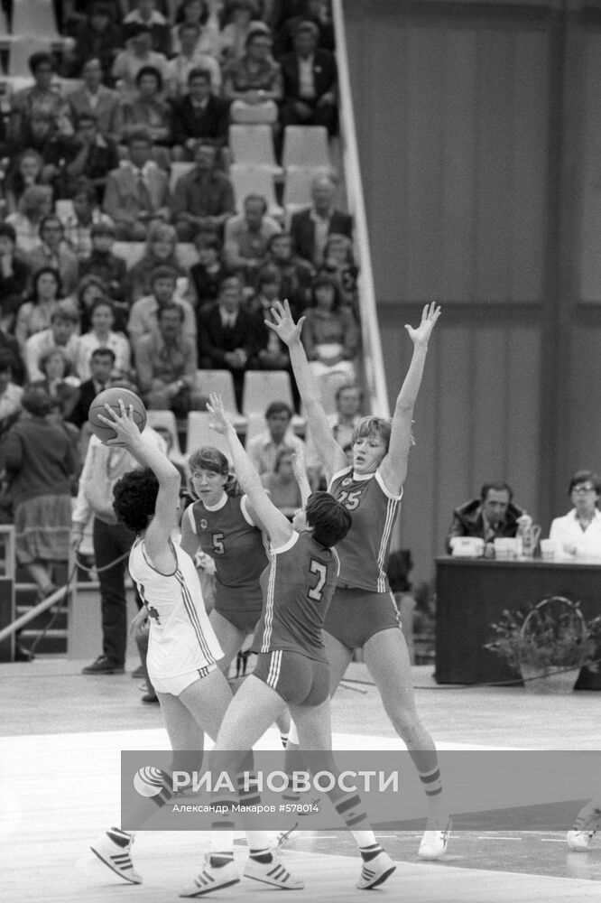 Момент матча по баскетболу между женскими сборными СССР - НРБ