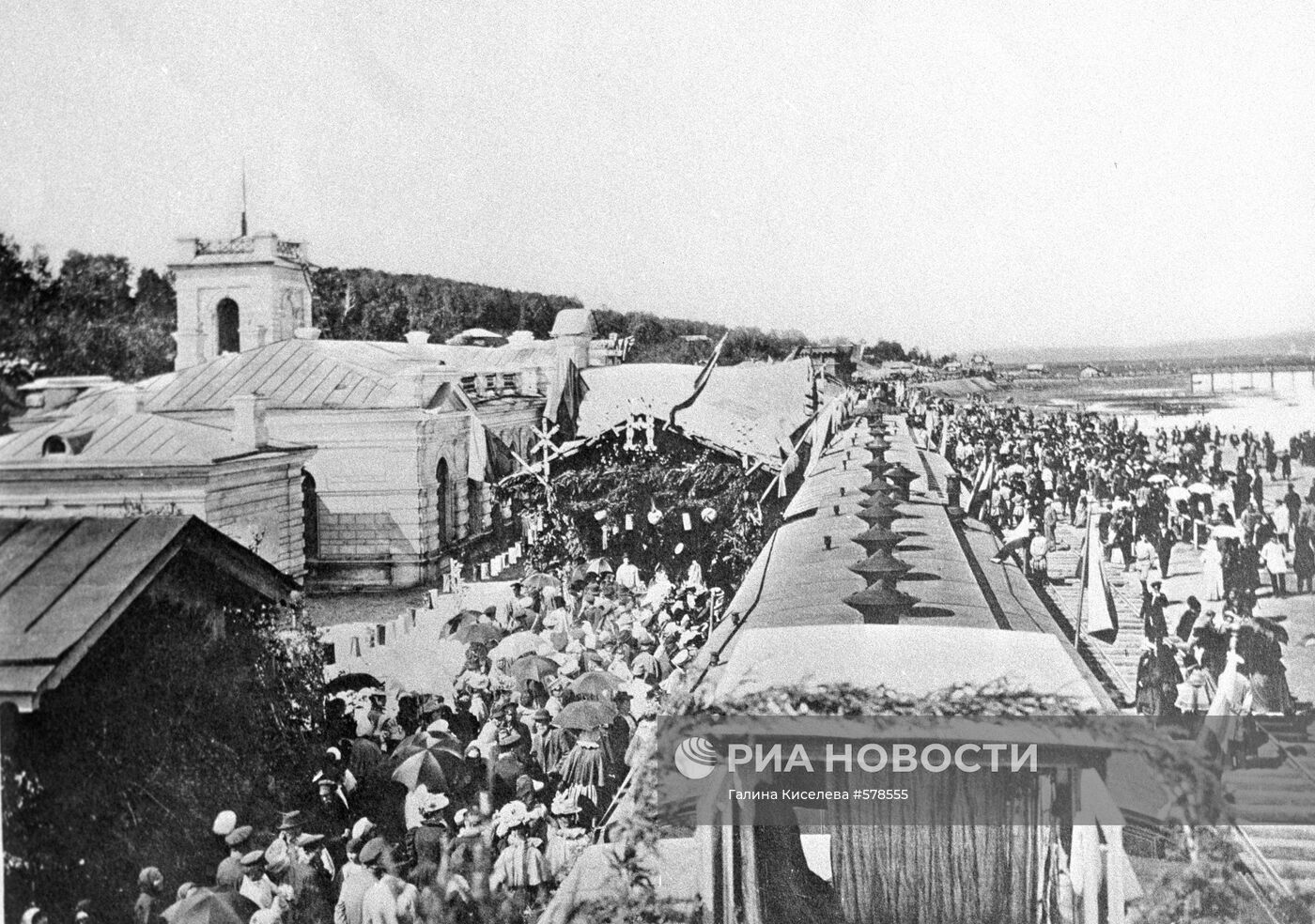 Фотография "Встреча первого поезда в Иркутске"