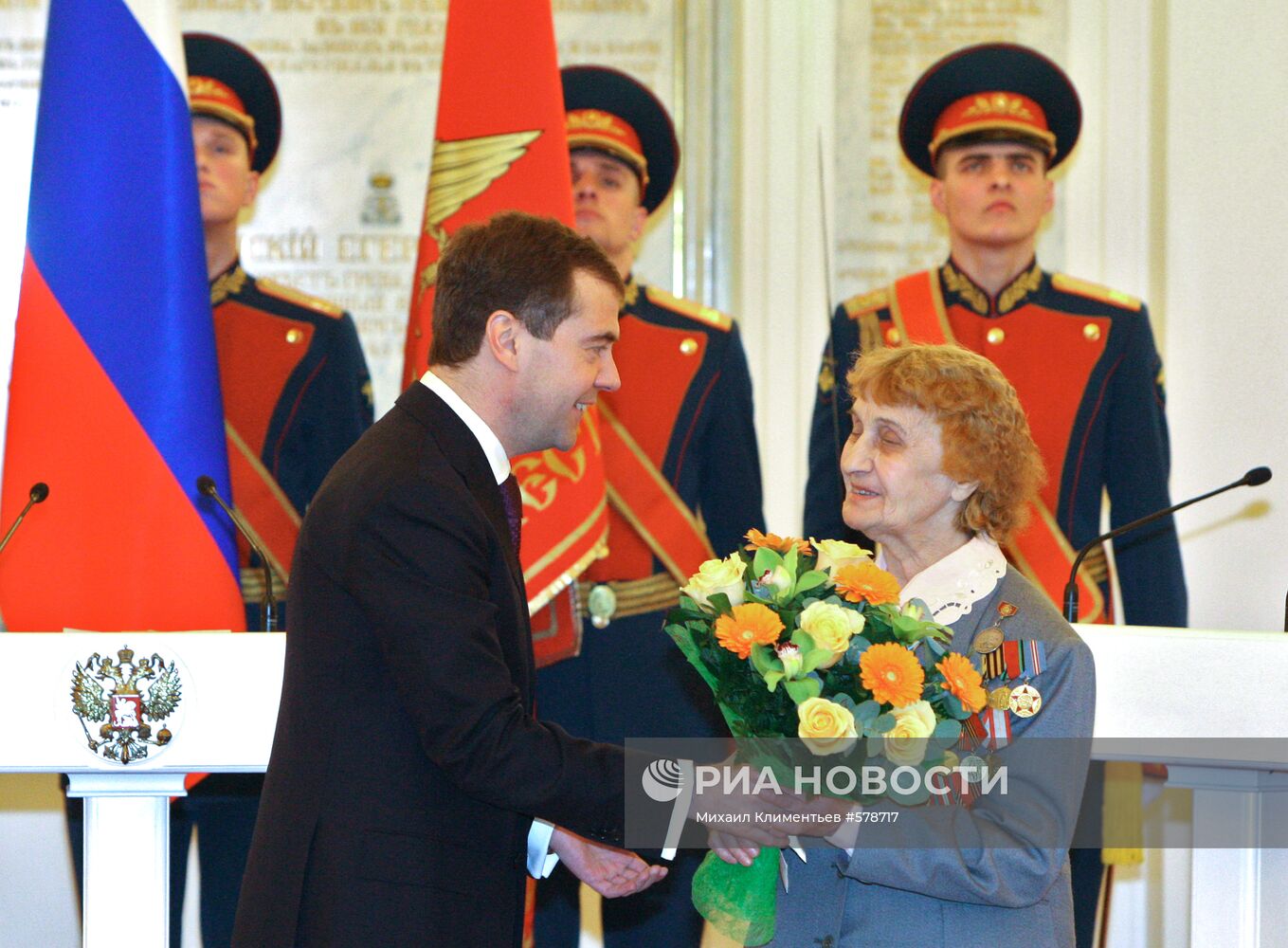 Д.Медведев вручил госнаграды ветеранам ВОВ и военнослужащим