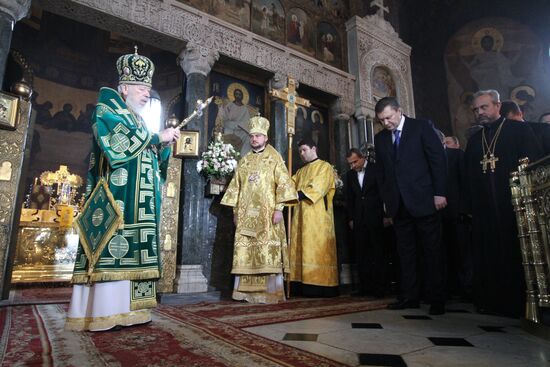 Митрополит Владимир благословил В. Януковича на президентство