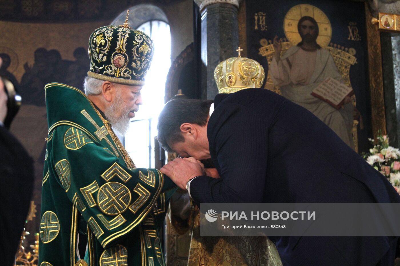 Митрополит Владимир благословил В. Януковича на президентство