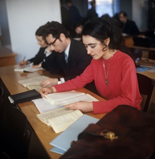 В читальном зале